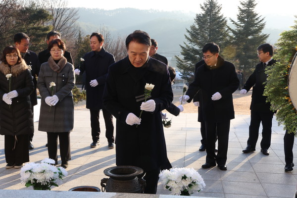 ▲ 임태희 교육감 현충탑 참배 현장 사진.