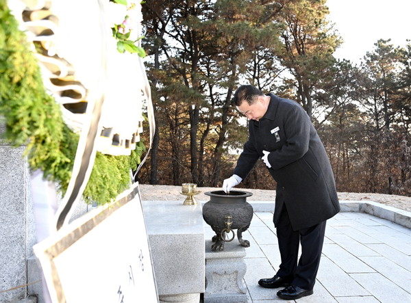 ▲ 신년 현충탑 참배에서 김경일 파주시장이 분향을 하고 있다.