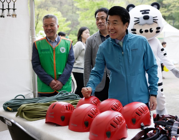 ▲ 지난 4월 16일 송파안전체험교육관서 열린 송파안전체험축제에 참석한 서강석 송파구청장.