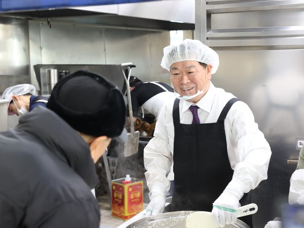 ▲ 배식 봉사 실시하고 있는 박승원 광명시장.
