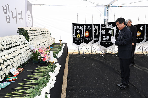 ▲ 여객기 참사 희생자 분향소 조문하는 박종효 남동구청장.