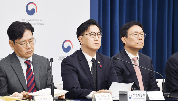 ▲ 김범석 기획재정부 1차관이 지난달 27일 정부세종청사에서 열린 ‘2025년 경제정책방향’ 상세브리핑에서 발언하고 있다. /뉴시스