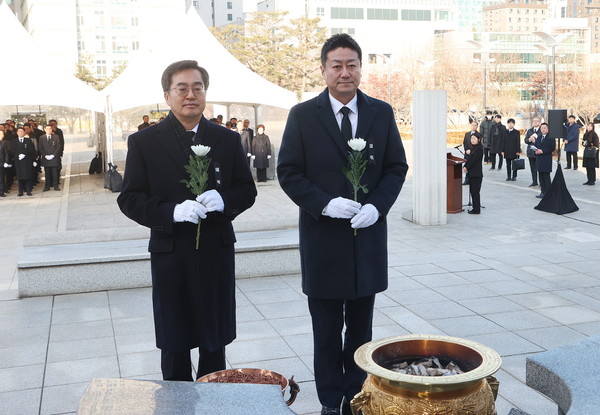 ▲ 2025년 을사년 새해 맞아 현충탑 참배하는 (왼쪽부터) 김동연 경기도지사, 김진경 경기도의장.