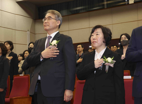 ▲ 조한창(왼쪽), 정계선 헌법재판관이 2일 오전 서울 종로구 헌법재판소에서 열린 조한창, 정계선 헌법재판관 취임식에서 국민의례를 하고 있다. /뉴시스