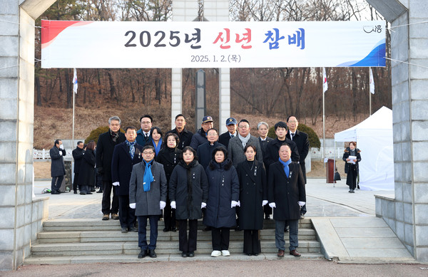 ▲ 시흥시의회 의원들, 현충탑 참배.