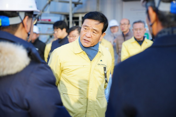▲ 이승로 성북구청장이 월곡1동 복합체육센터 신축공사 근로자의 안전수칙 준수 여부를 점검 중이다.