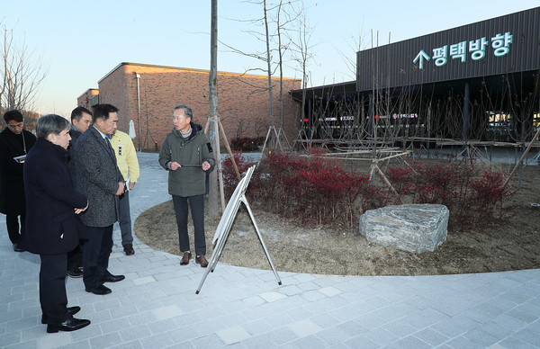 ▲ 정장선 평택시장 평택호 휴게소 방문 모습.