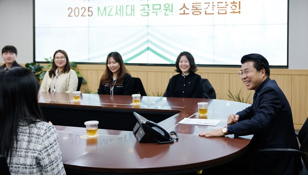 ▲ MZ세대 공무원 소통간담회에서 서강석 구청장과 직원들이 담소를 나누고 있다.