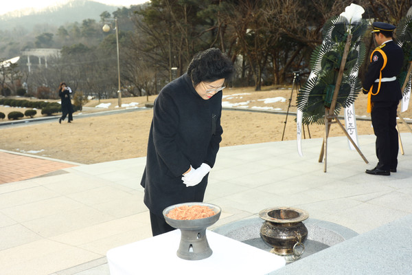 ▲ 김경희 이천시장 신년참배 모습.