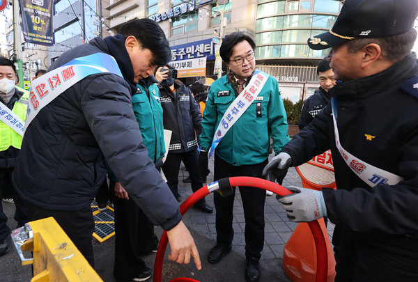 ▲ 박일하 동작구청장이 성대전통시장을 방문해 유관기관 관계자들과 시설점검을 하고 있다. 사진은 성대전통시장을 방문해 유관기관 관계자들과 시설점검을 하고 있는 박일하 동작구청장.