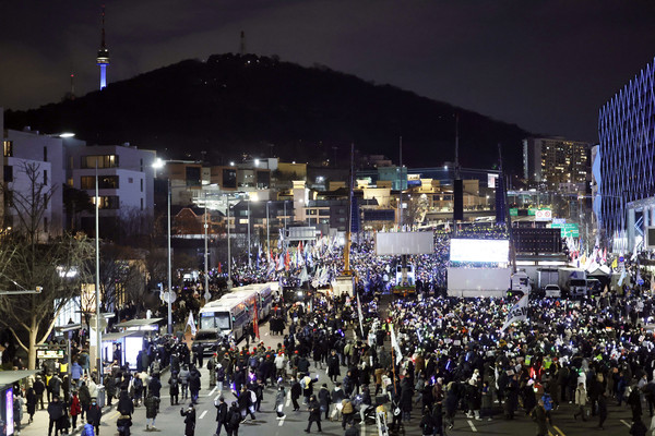 ▲ 4일 윤석열 대통령 관저 인근 서울 한남대로가 탄핵 찬반 집회 인파로 인해 양방향 통제되고 있다. /뉴시스