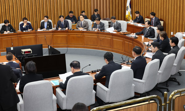 ▲ 31일 오전 서울 여의도 국회에서 열린 윤석열 정부의 비상계엄 선포를 통한 내란 혐의 진상규명 국정조사특별위원회에서 안규백 위원장이 발언하고 있다. /뉴시스