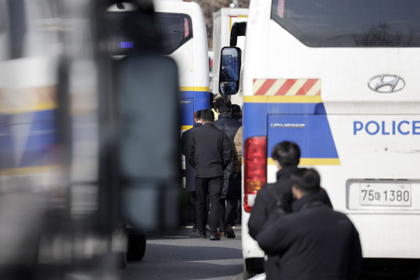 ▲ 고위공직자범죄수사처(공수처)가 윤석열 대통령 체포영장 집행을 중지한 3일 오후 공수처 관계자들과 경찰이 서울 용산구 대통령 관저에서 철수하고 있다. /뉴시스