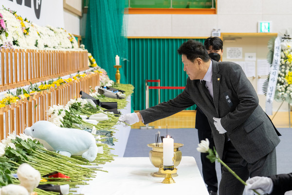 ▲ 헌화를 하는 이호귀 의장.