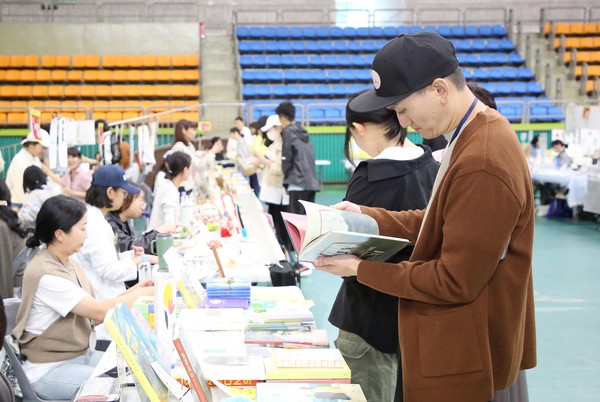 ▲ 지난해 10월 12일 광명시민체육관에서 열린 '2024년 광명아트북페어'에서 시민들이 책을 읽고 있다.