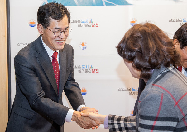 ▲ 지난해 신년인사회에서 구민과 인사를 나누는 이기재 구청장.