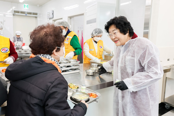 ▲ 김경희 이천시장이 어르신들을 위한 배식봉사를 실시하고 있다.