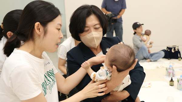 ▲ 과천시가 운영하고 있는 오감발달교실에 참여한 아기와 엄마(오른쪽 신계용 과천시장).