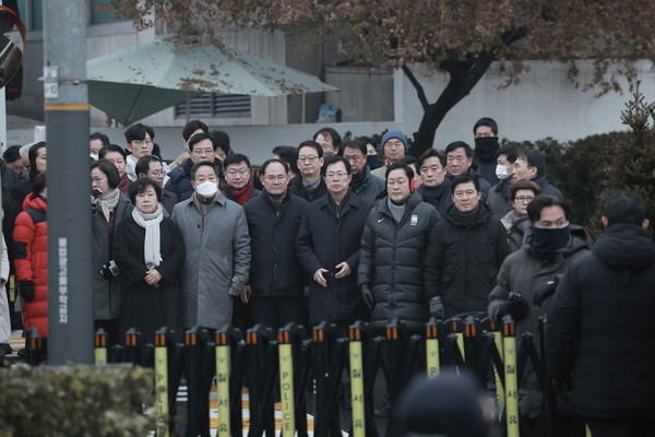 ▲ 관저 앞에 모인 국민의힘 의원들. /뉴시스