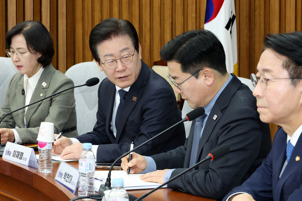 ▲ 대화 나누는 이재명 대표와 박찬대 원내대표. /뉴시스