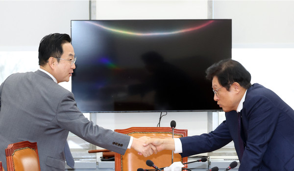 ▲ 악수하는 박형수-박성준 원내수석부대표. /뉴시스
