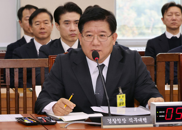 ▲ 이호영 경찰청장 직무대행이 지난해 12월 13일 오전 서울 여의도 국회에서 열린 행정안전위원회의 윤석열 대통령 대통령 비상계엄 사태 관련 현안질의에서 의원 질의에 답변하고 있다. /뉴시스