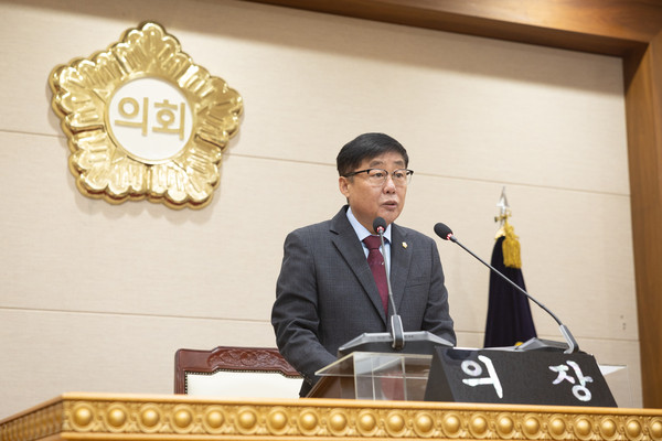 ▲ 윤창철 의장이 제373회 임시회 제1차 본회의 개의에 앞서 개회사를 낭독하고 있다.