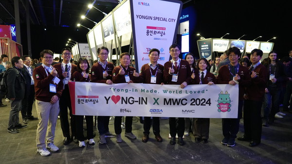 ▲ 이상일 용인특례시장(가운데) 지난해 2월 27일 스페인 바르셀로나에서 열린 'MWC 2024' 방문 모습.