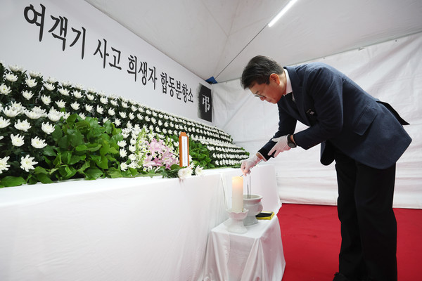 ▲ 정원오 성동구청장이 왕십리역 광장에 설치된 제주항공 여객기 사고 희생자를 위한 합동분향소에서 애도하고 있는 모습.