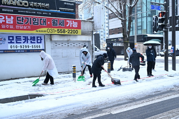 ▲ 구리시청 직원들 제설 작업 실시 모습.