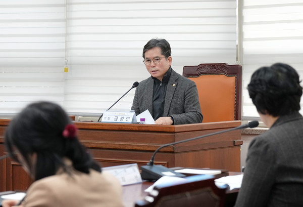 ▲ 하남시의회 금광연 의장이 지난 6일 하남시의회 소회의실에서 ‘하남시 관내 경로당 방문에 따른 관련부서’와의 간담회를 갖고 있다.