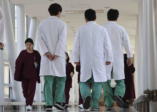 ▲ 의사와 정부 간의 갈등이 계속되는 가운데 24일 오전 서울 시내의 한 대학병원에서 의료진들이 이동하고 있다. /뉴시스