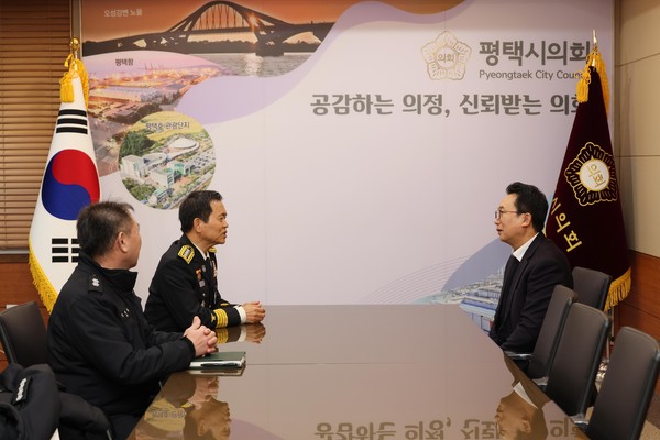 ▲ 송탄서방서장 접견하는 평택시의회 강정구 의장.