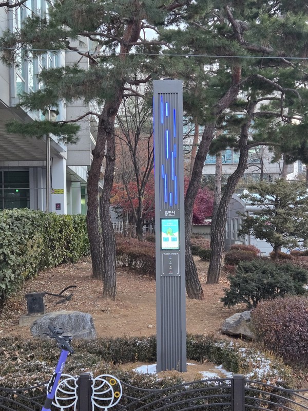 ▲ 용인특례시 수지구 풍덕천2동 신정공원에 설치한 미세먼지 스마트폴.