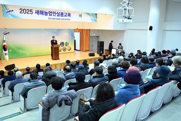 ▲ 교육 현장에 방문해 농업인들을 격려하고 있는 이민근 안산시장.