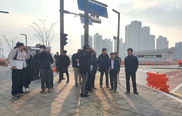 ▲ 경부고속도로 동서간 연결도로 교통체계 합동 점검 실시 모습.