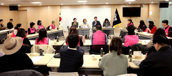 ▲ 학교예술강사 간담회 진행하는 경기도의회 더불어민주당 의원들.