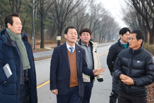 ▲ 안산시의회 박태순 의장(사진 가운데)이 지난 6일 안산환경재단 관계자 등과 안산갈대습지 내 임시도로로 쓰이고 있는 제방을 방문했다.