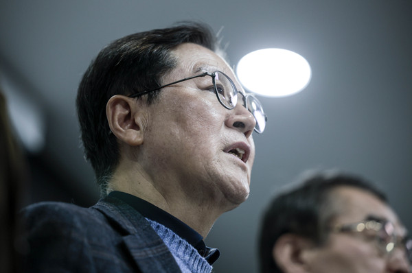 ▲ 윤갑근 변호사, 기자간담회서 발언하는 모습. /뉴시스