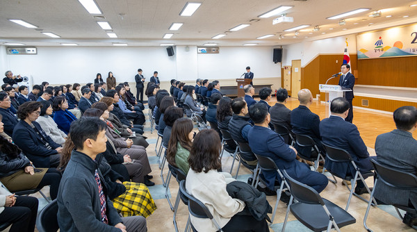 ▲ 을사년 새해 시무식 진행하는 진교훈 강서구청장.