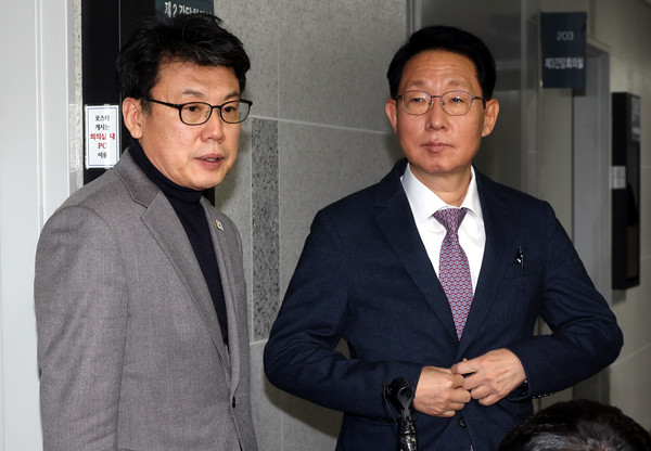 ▲ 김상훈 국민의힘 정책위의장과 진성준(왼쪽) 더불어민주당 정책위의장이 24일 오전 서울 여의도 국회 의원회관 간담회의실에서 민생법안 처리를 위한 논의를 마치고 취재진의 질문에 답변하고 있다. /뉴시스