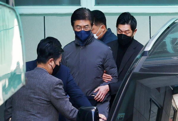▲ 내란 중요임무 종사 혐의로 구속된 김봉식 서울경찰청장이 지난해 12월 20일 서울 중구 남대문경찰서에서 나와 검찰로 향하는 호송차량에 탑승하고 있다. /뉴시스