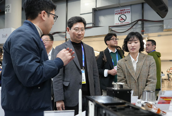 ▲ 이상일 용인특례시장이 'CES 2025'의 용인 기업 부스를 방문해 제품에 대한 설명을 듣고 있다.