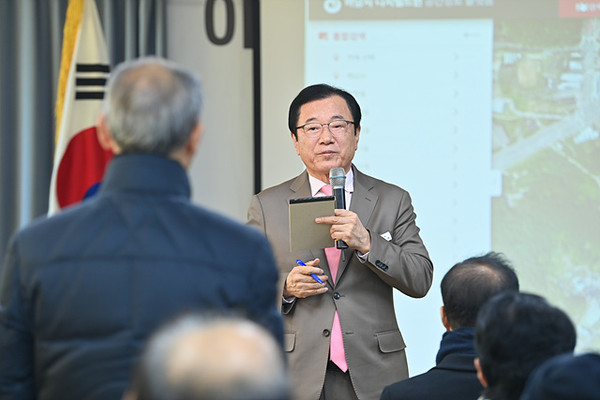▲ 이현재 하남시장이 초이동 주민과의 대화에서 시민의 제안을 듣고 답변하고 있다.