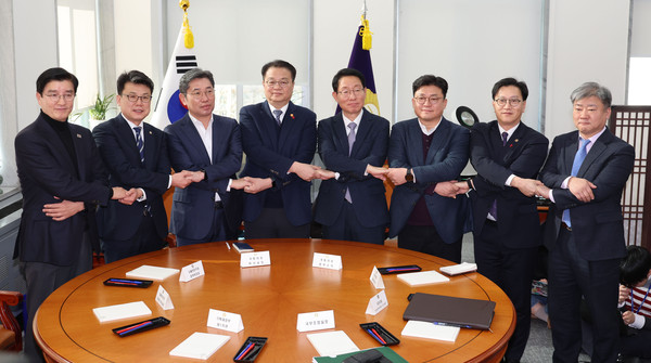 ▲ 9일 오전 서울 여의도 국회에서 열린 국회 정부 국정협의체 실무협의에서 참석자들이 기념촬영을 하고 있다. /뉴시스