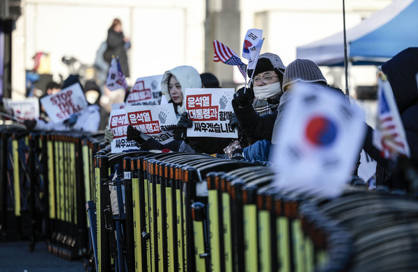 ▲ 9일 서울 용산구 대통령 관저 인근에서 시민들이 태극기와 성조기를 들고 있다. /뉴시스