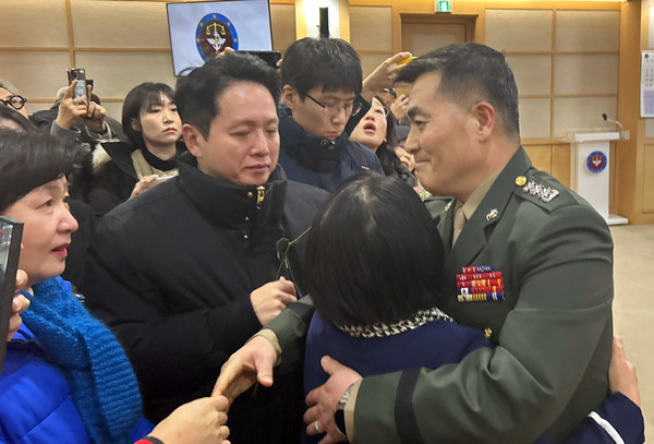 ▲ 해병대 채상병 순직사건과 관련해 항명 및 상관명예훼손 혐의로 기소된 박정훈 전 해병대 수사단장(대령)이 9일 오전 서울 용산 중앙지역군사법원에서 열린 1심 선고공판에서 무죄를 선고 받은 뒤 축하를 받고 있다. /뉴시스