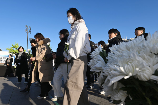 ▲ 2024년 한 해 마지막 날이자 제주항공 여객기 참사 사흘째 되는 날인 지난해 12월 31일 오후 광주 동구 5·18민주광장에 마련된 합동분향소에서 시민들이 헌화하기 위해 이동하고 있다. /뉴시스