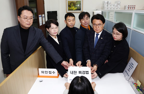 ▲ 김용민 더불어민주당 의원을 비롯한 야 6당 의원들이 9일 오전 서울 여의도 국회 의안과에서 내란 특검법을 제출하고 있다. 왼쪽부터 천하람 개혁신당 원내대표, 전종덕 진보당 의원, 김용민 더불어민주당 원내정책수석부대표, 한창민 사회민주당 대표, 황운하 조국혁신당 원내대표, 용혜인 기본소득당 대표. /뉴시스