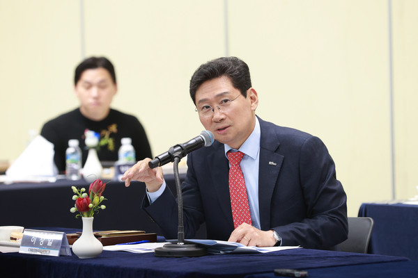 ▲ 지난해 11월 15일 창원특례시에서 열린 대한민국특례시시장협의회 정기회의에서 이상일 용인특례시장이 행정안전부의 특례시지원특별법 제정안에 재정권한이 추가돼야 한다고 지적하고 있다.